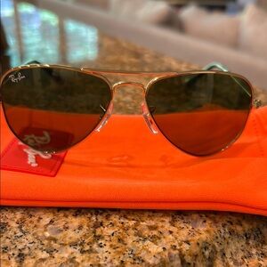 Ray-Ban Gold Frame Sunglasses with green Lenses no scratches